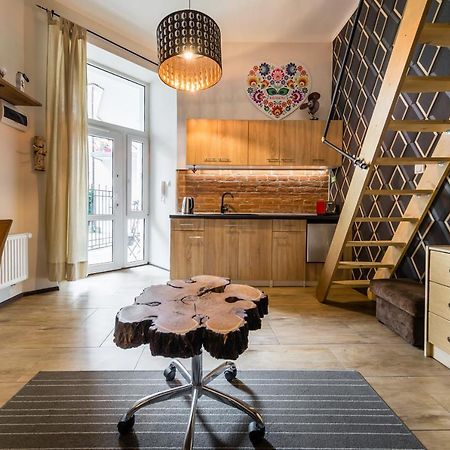 Studio Z Ogrodem Przy Starej Zajezdni Krakau Buitenkant foto