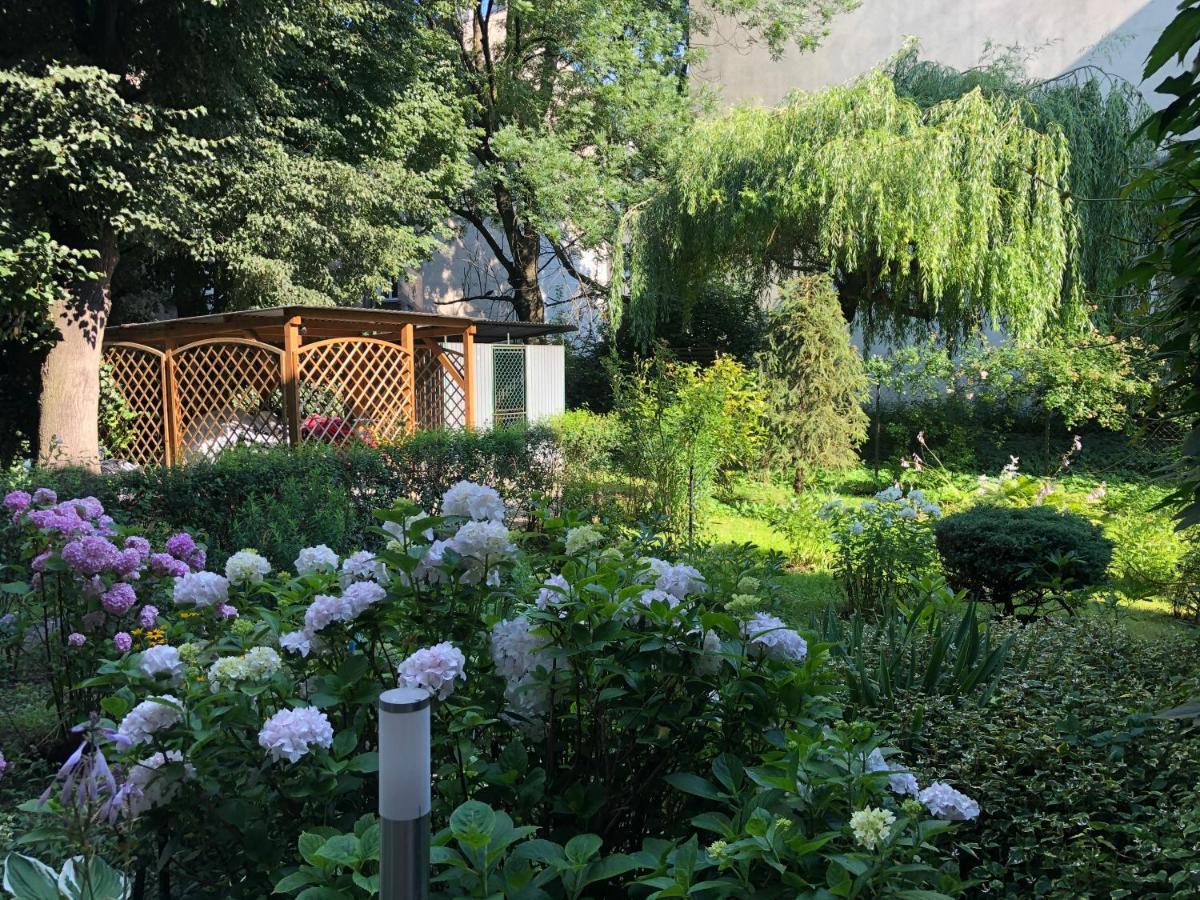 Studio Z Ogrodem Przy Starej Zajezdni Krakau Buitenkant foto