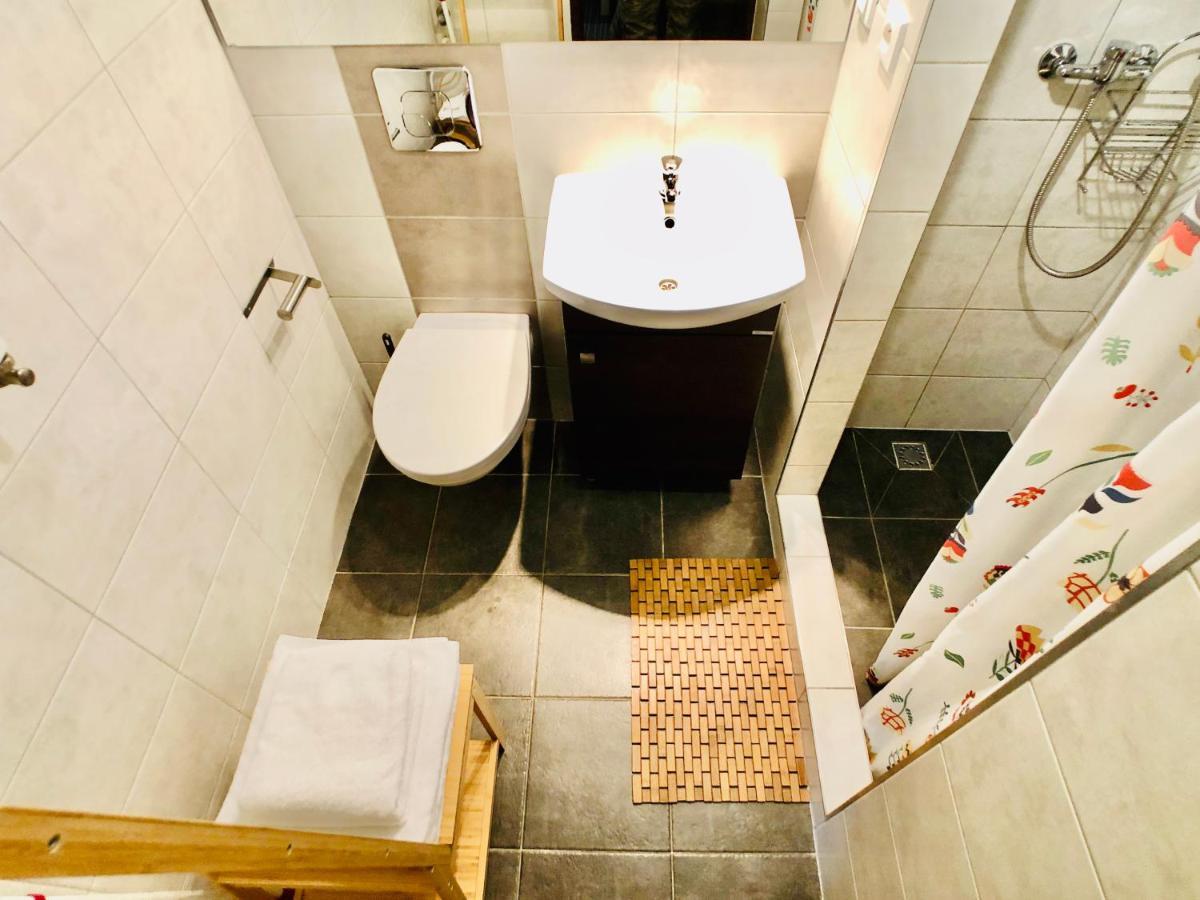 Studio Z Ogrodem Przy Starej Zajezdni Krakau Buitenkant foto