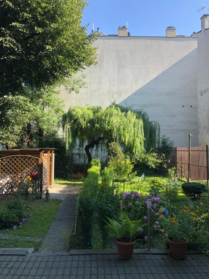 Studio Z Ogrodem Przy Starej Zajezdni Krakau Buitenkant foto