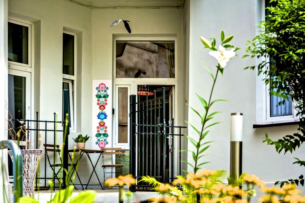 Studio Z Ogrodem Przy Starej Zajezdni Krakau Buitenkant foto
