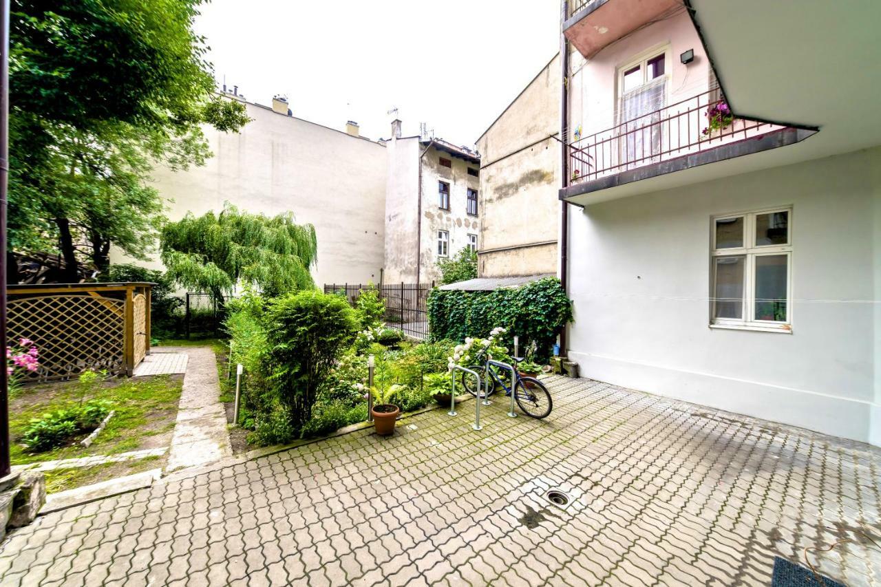 Studio Z Ogrodem Przy Starej Zajezdni Krakau Buitenkant foto